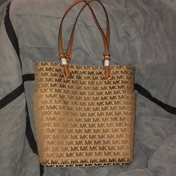 Michael Kors Handbags - 🔥NWT MICHAEL KORS JET SET TOTE👜 MAKE AN OFFER!!